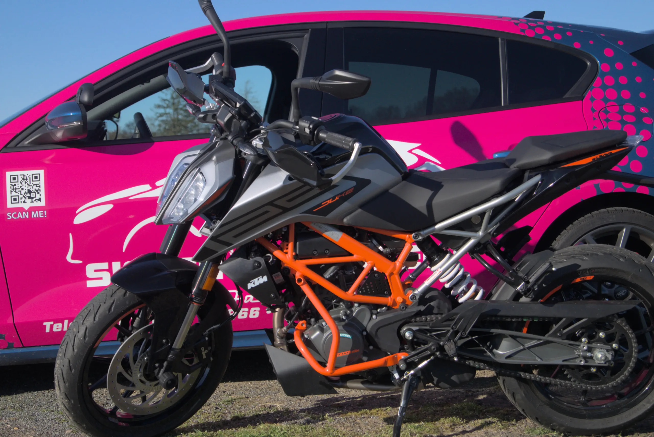 KTM Duke 125 vor Ford Focus ST Schaltgetriebe
