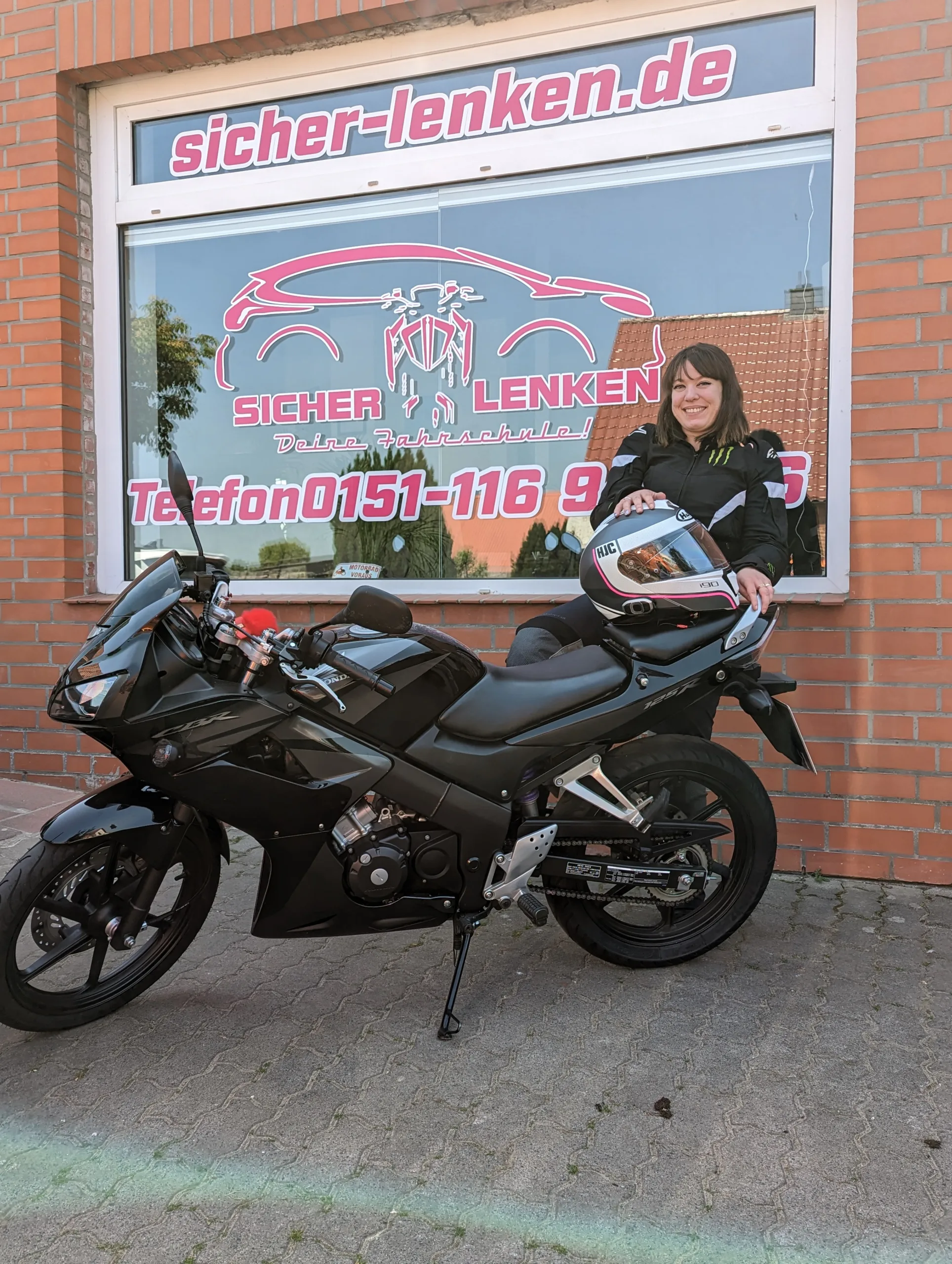 Fahrschülerin nach bestandener 125er Prüfung