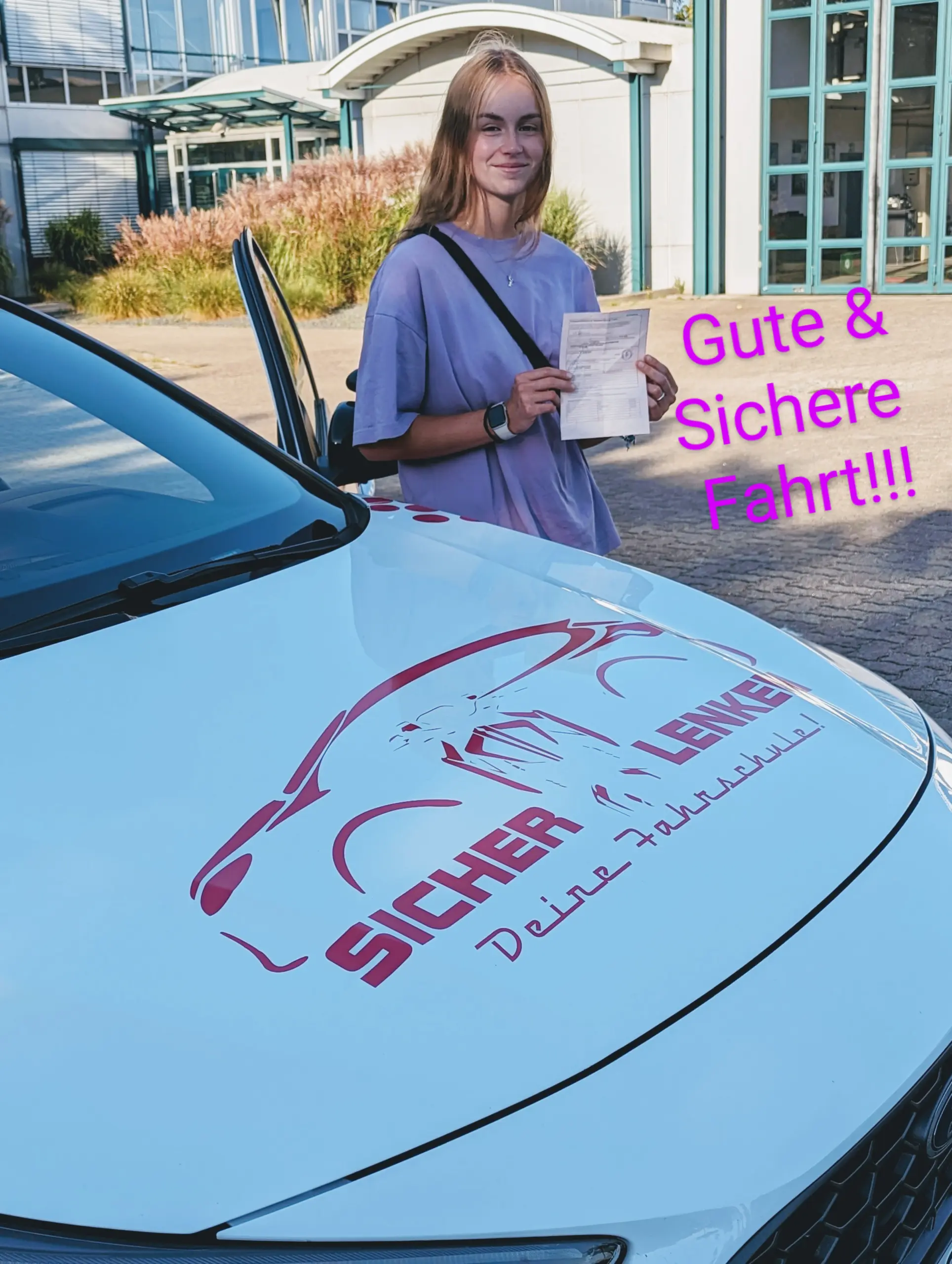 Fahrschülerin mit Führerschein in der Hand