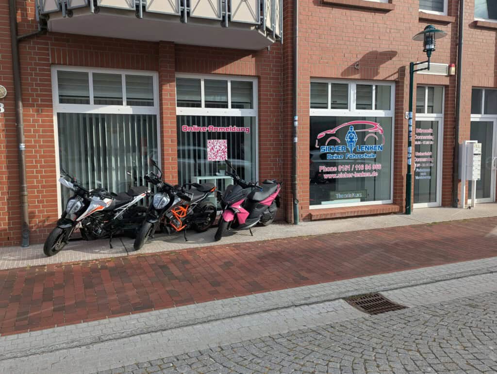 Büroräumlichkeiten mit Schulungsraum der Fahrschule Sicher Lenken Hagenow mit drei der Schulungs-Krads